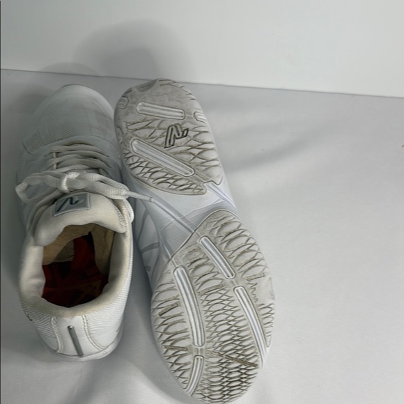 Varsity White Athletic Shoes with Minimalist Design - Picture 6 of 8